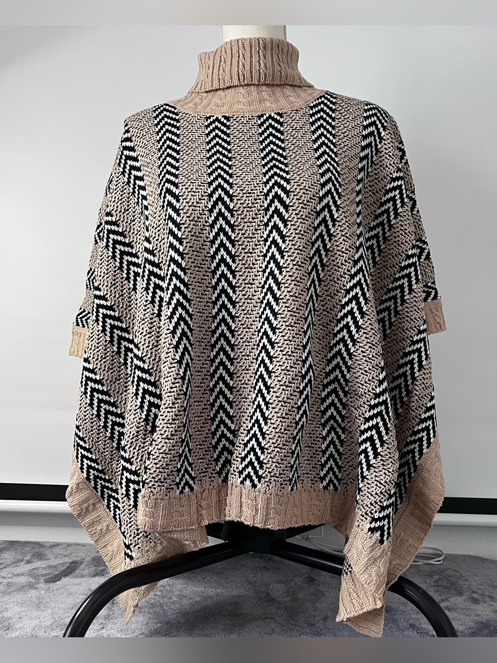 Tan Black and White Chevron Print Poncho Size L/XL NWOT
